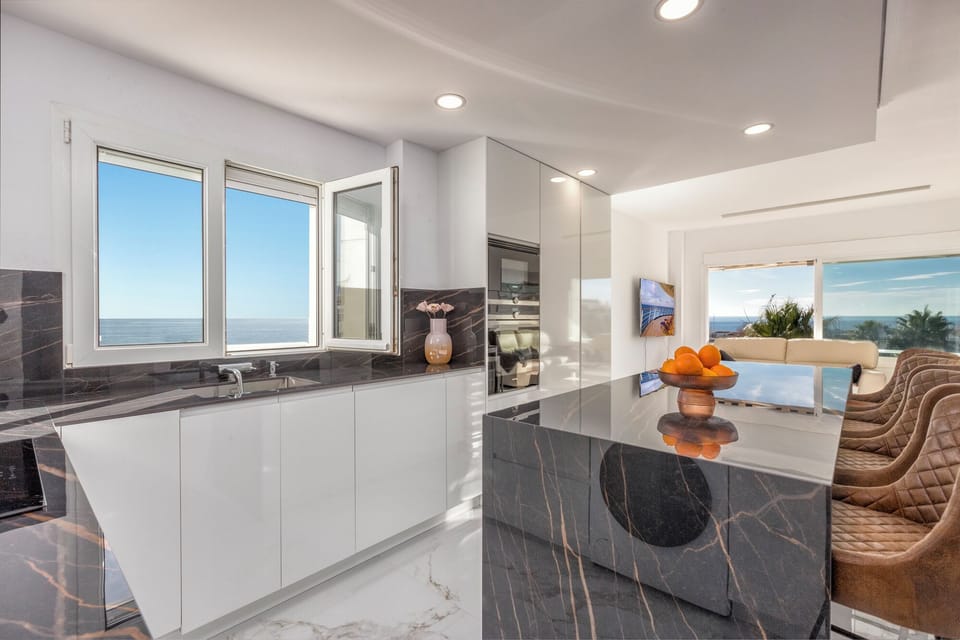 Kitchen with sea and city views - Puerto Banus - Playa Rocio