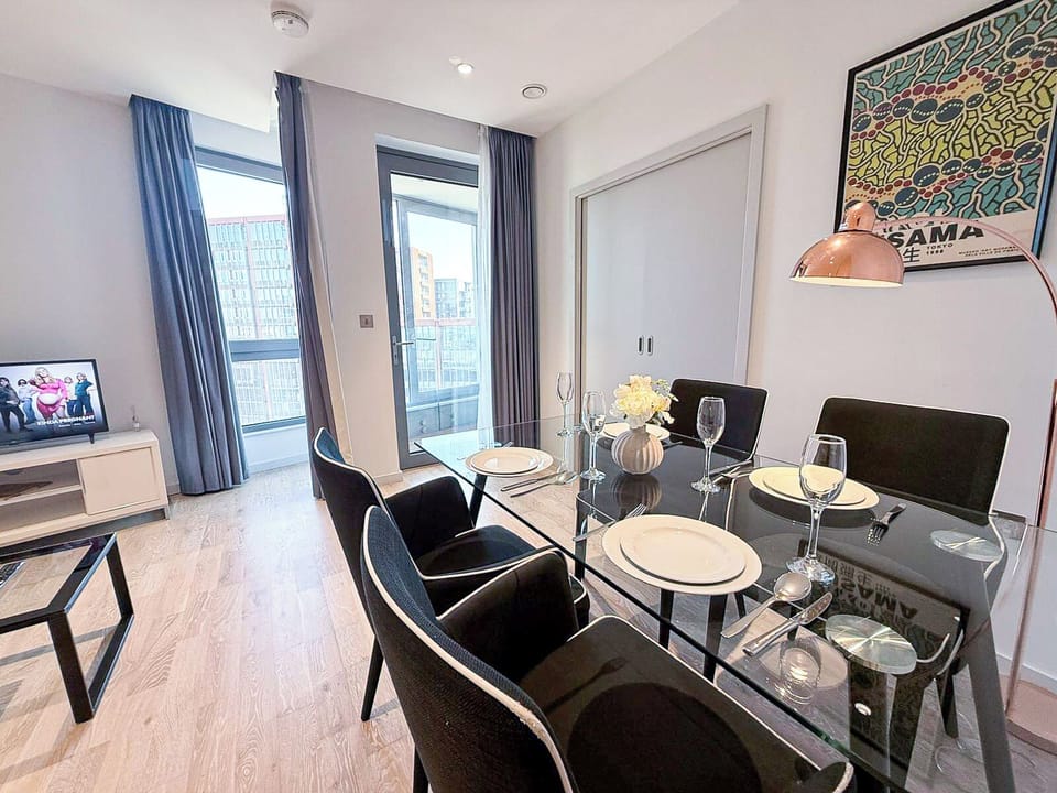 Dining area | King’s Cross Apt near St Pancras, Camden, Angel & British Museum