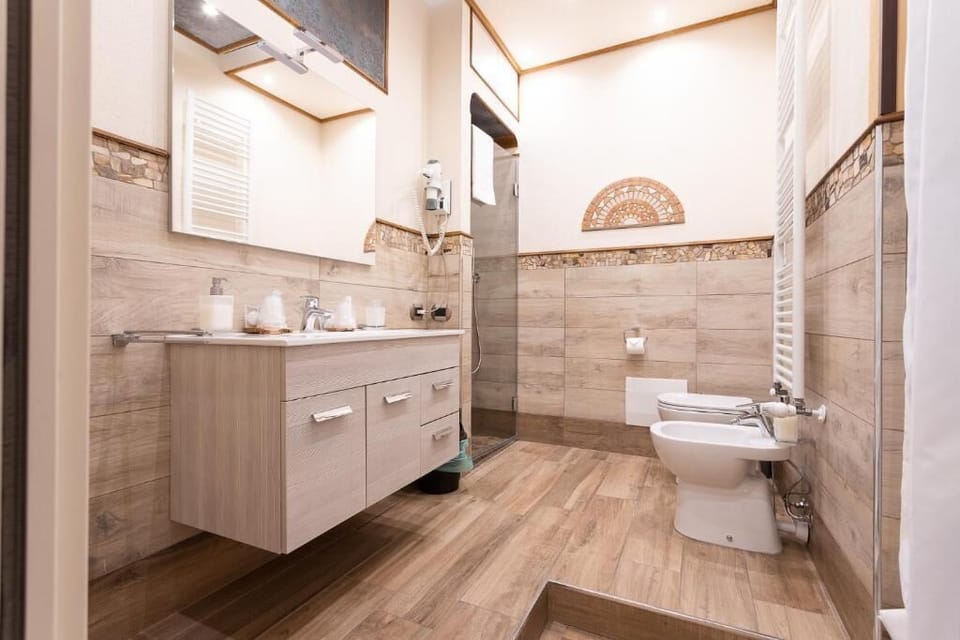 Comfort Triple Room, Balcony, City View | Bathroom