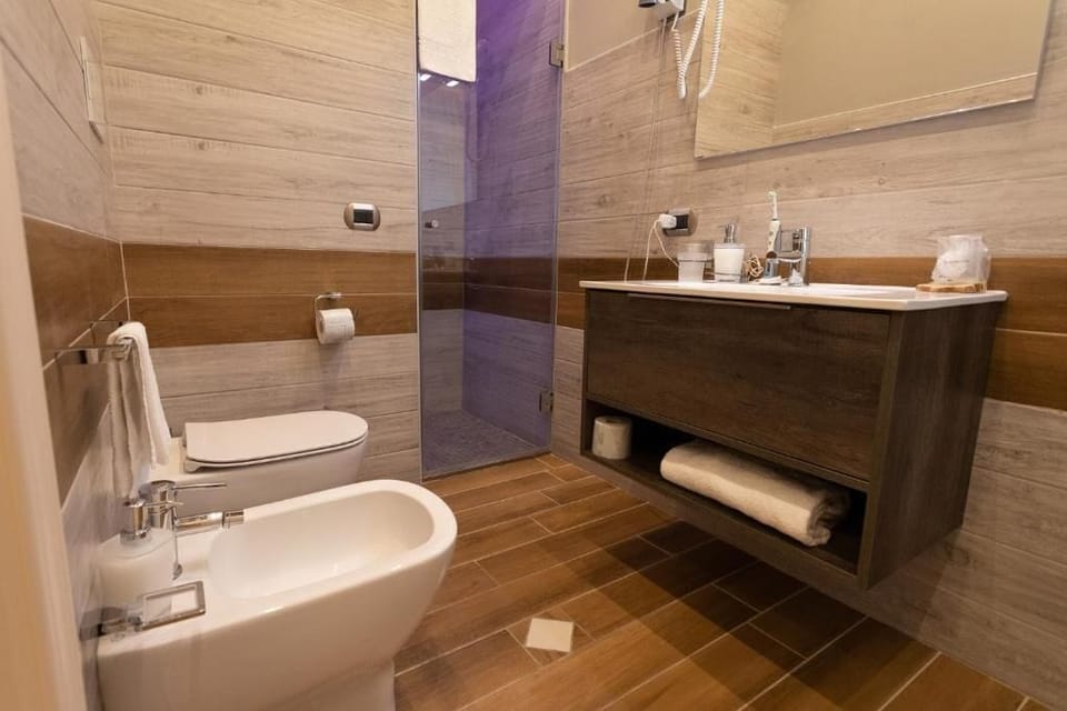 Standard Double or Twin Room, City View | Bathroom