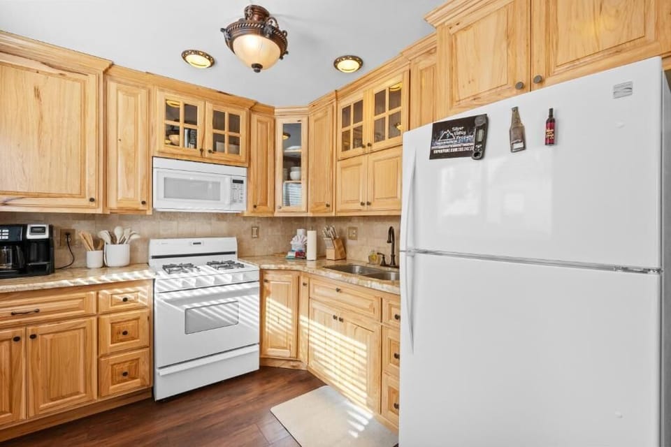 Basic House, Patio, Mountain View | Private kitchen