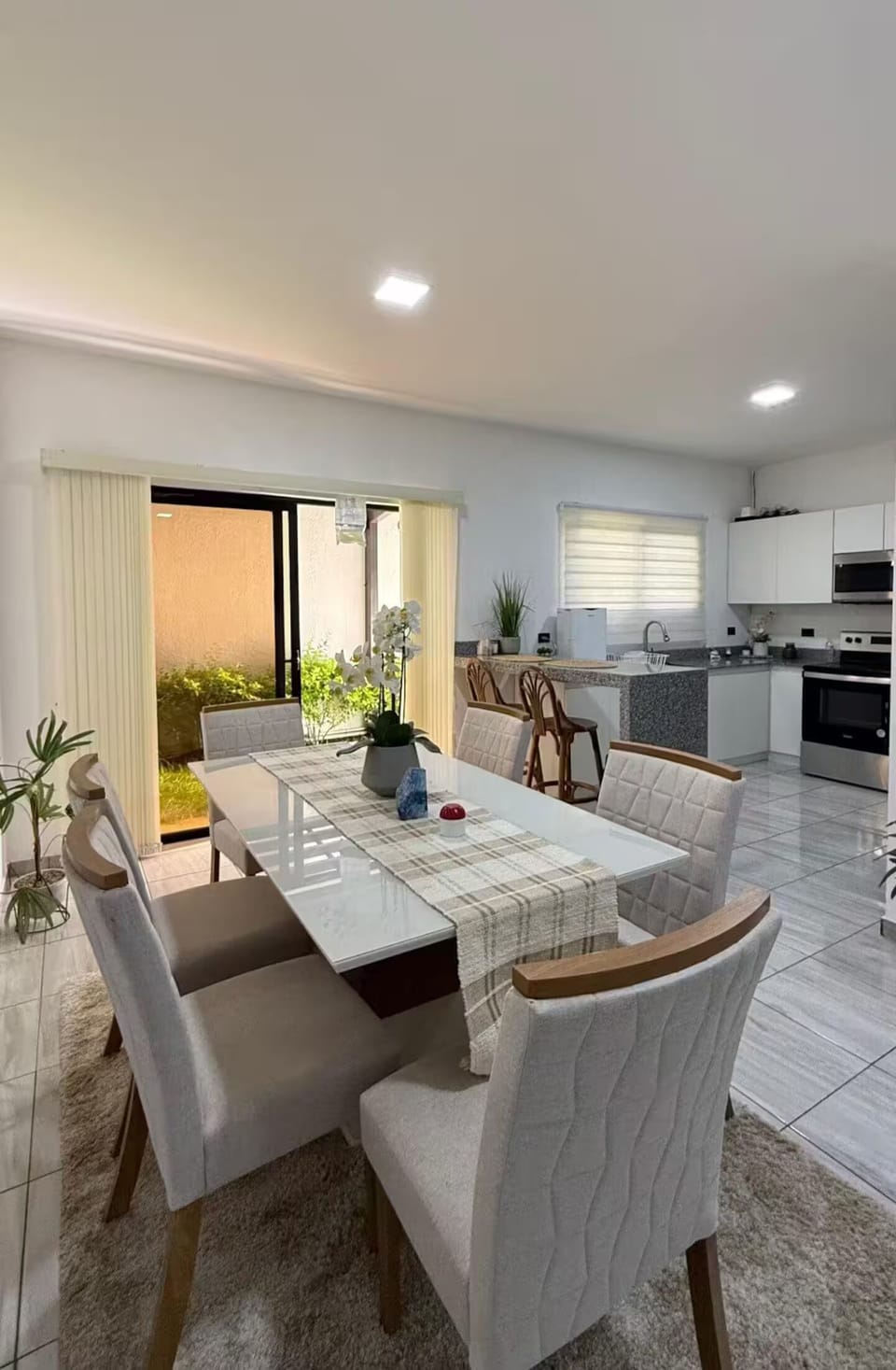 Dining room for six people