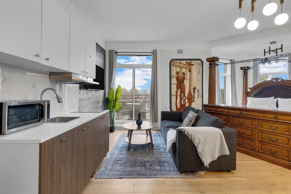 Presidential Room, Balcony, City View | Living area | Smart TV
