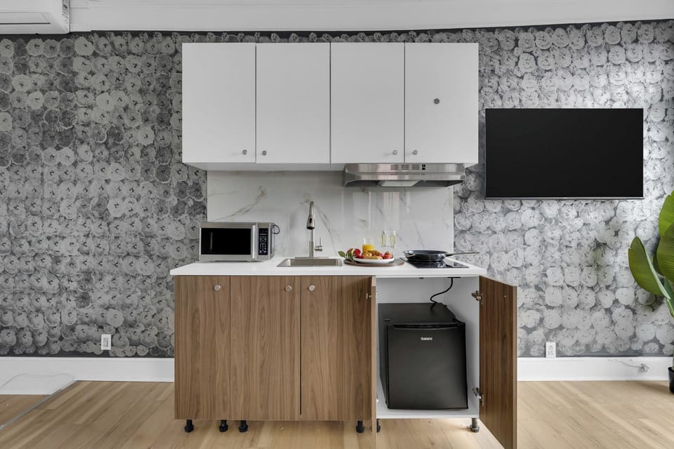 Presidential Room, Balcony, City View | Private kitchen | Mini-fridge, microwave, stovetop, cookware/dishes/utensils