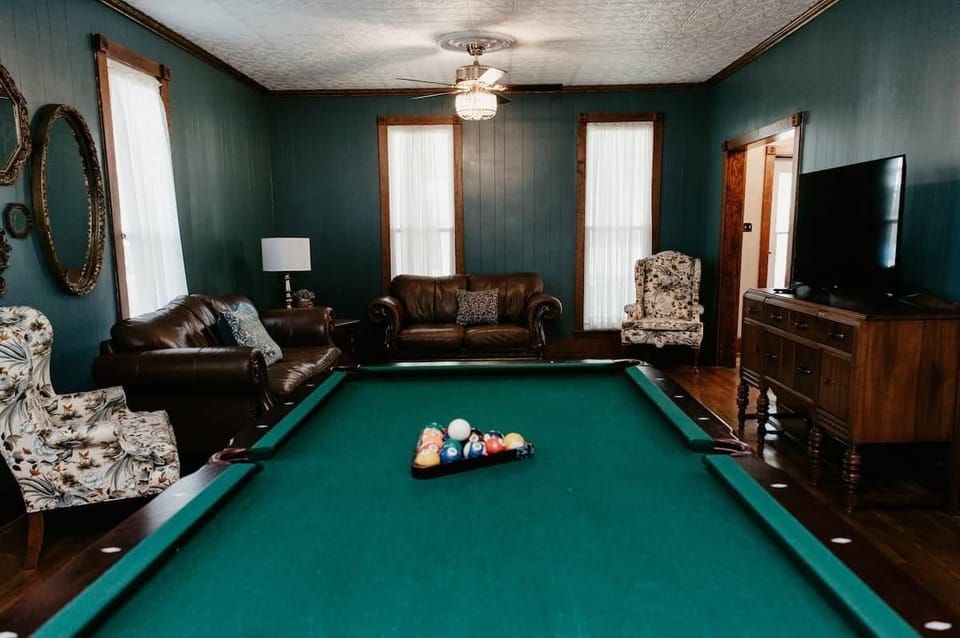 pool table in entertainment room