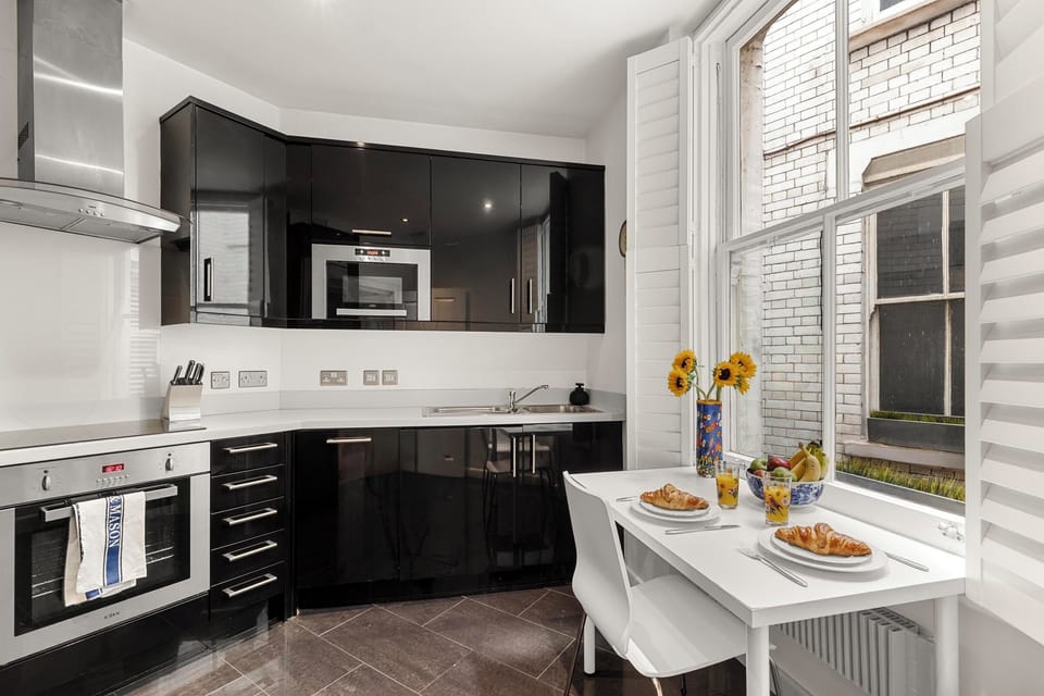 The kitchen is fully equipped: dishwasher, washing machine, oven and microwave.