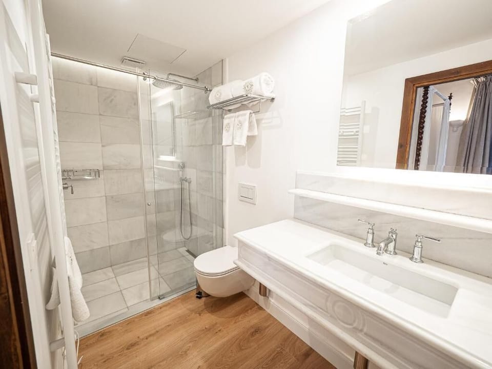 Classic Apartment | Bathroom