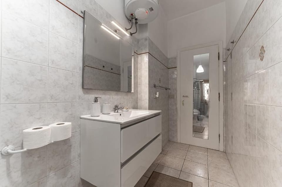 Superior Apartment | Bathroom | Free toiletries, hair dryer, bidet, towels