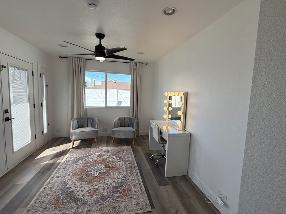 Office/dressing room 