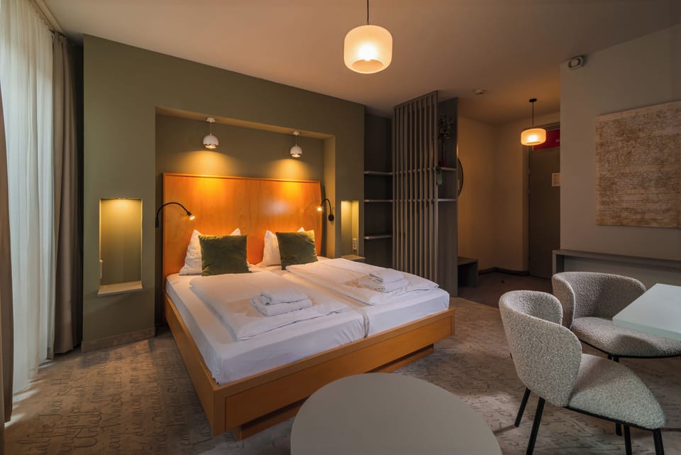 Hypo-allergenic bedding, free WiFi, bed sheets