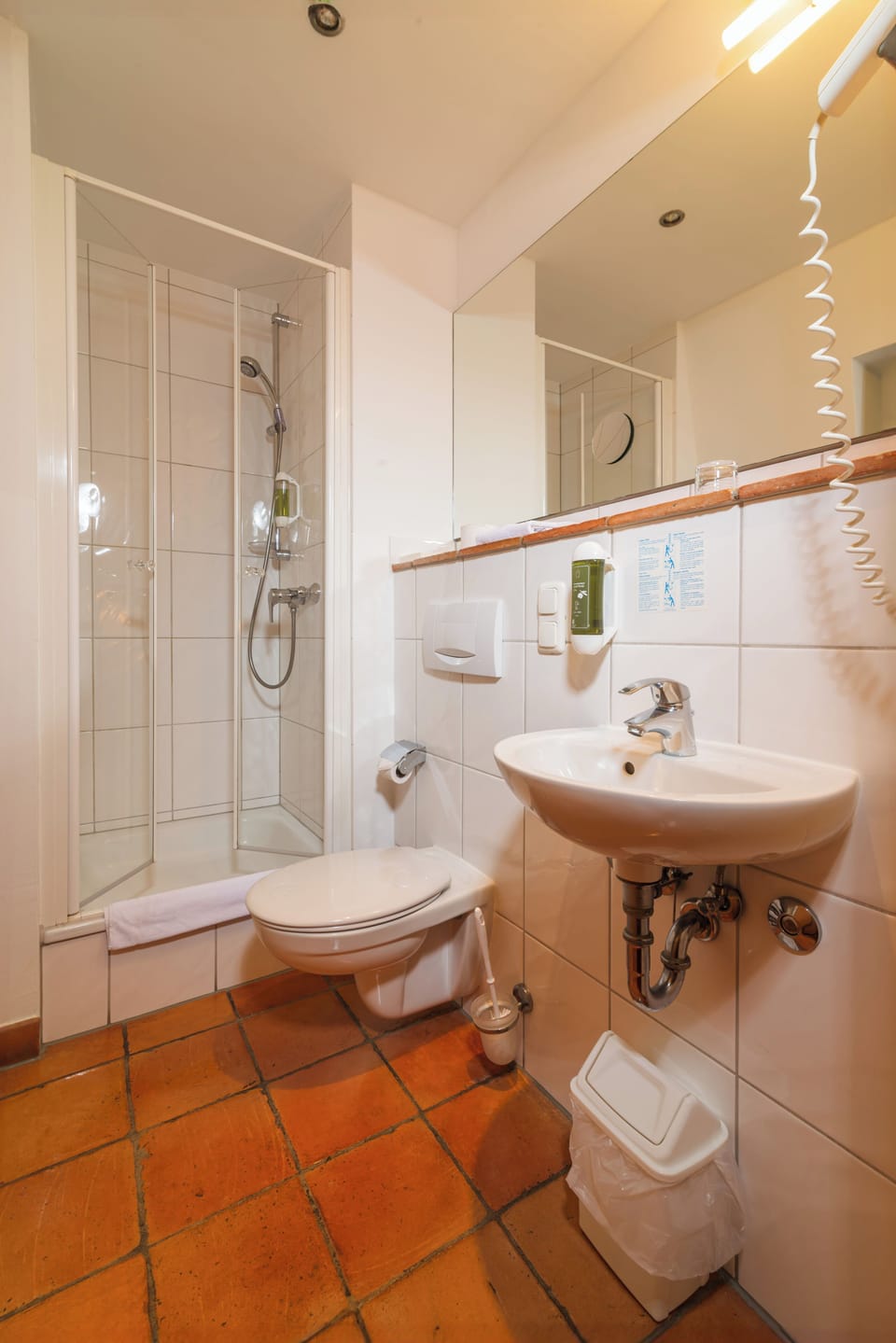 Classic Double Room | Bathroom | Hair dryer, towels, soap, shampoo