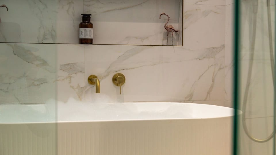 Arcadia Cottage | Main bathroom with bath and shower