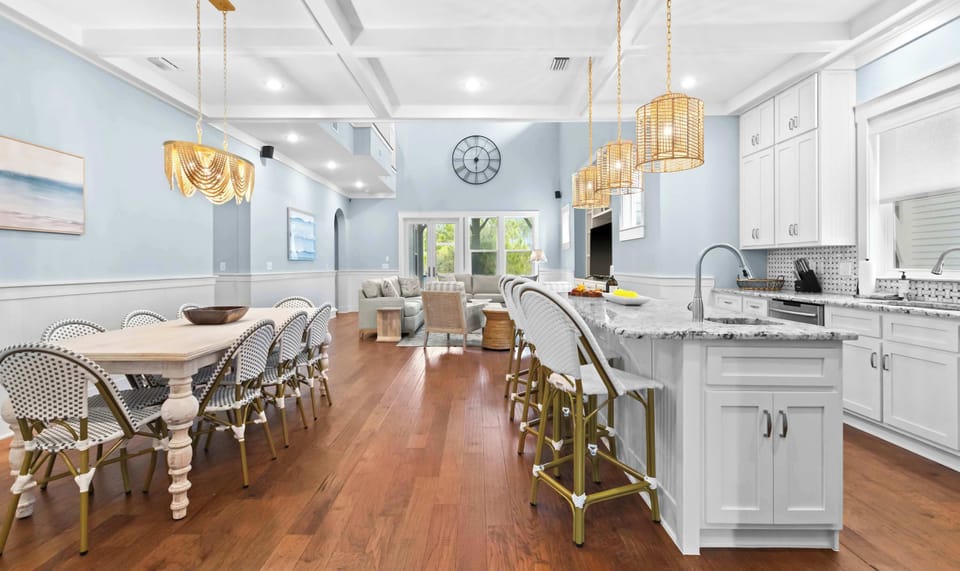 Dining area: Seating for 8, breakfast bar with 4 barstools