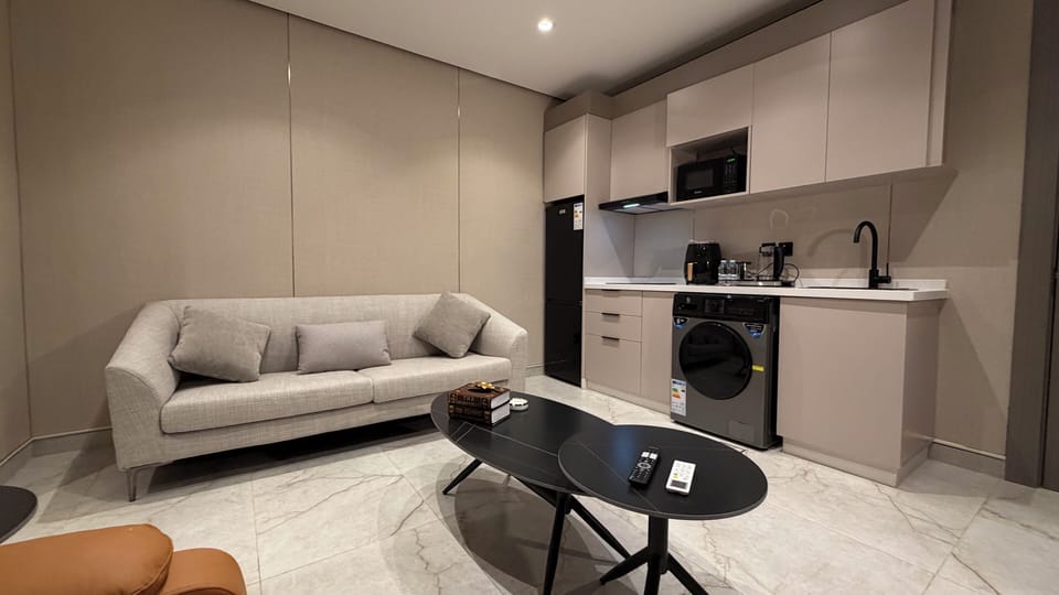 Apartment, 1 Bedroom, Accessible, Smoking | Living room