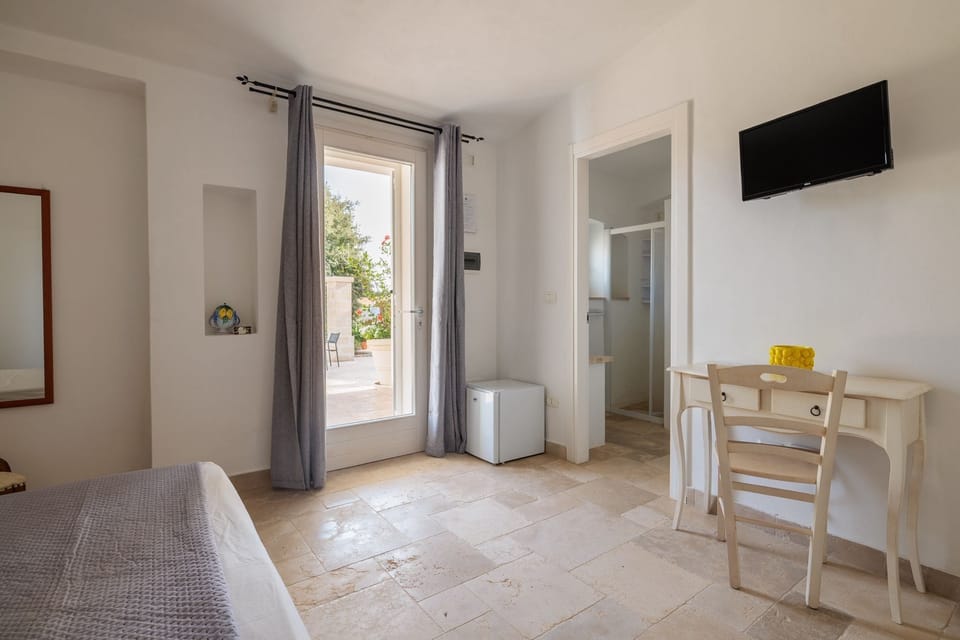 Basic Double Room, 1 Bedroom, Patio, Pool View