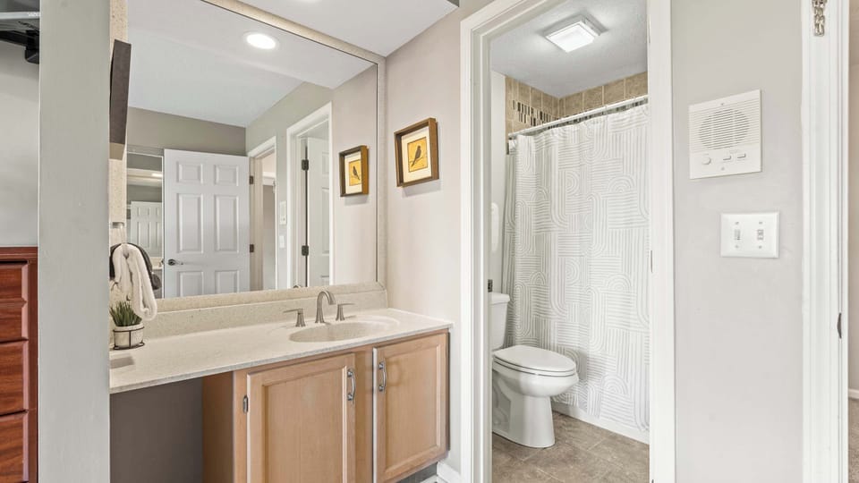Ensuite bathroom with shower/tub combo 
