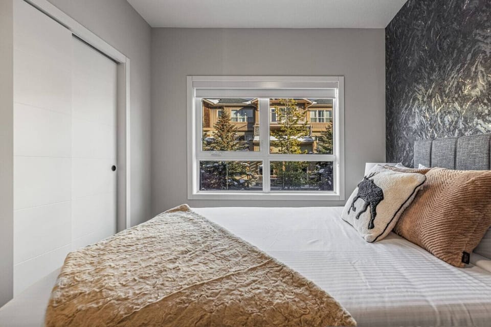 Second bedroom.