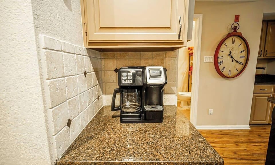 Coffee Bar with Regular & Keurig Machine