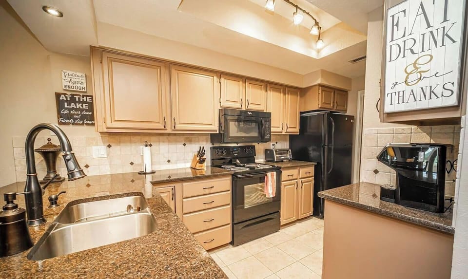 Large Fully Equipped Kitchen