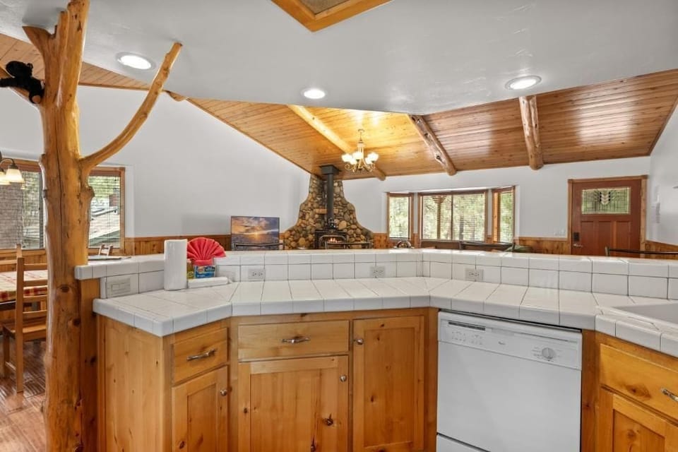 Basic House, Patio, Mountain View | Interior
