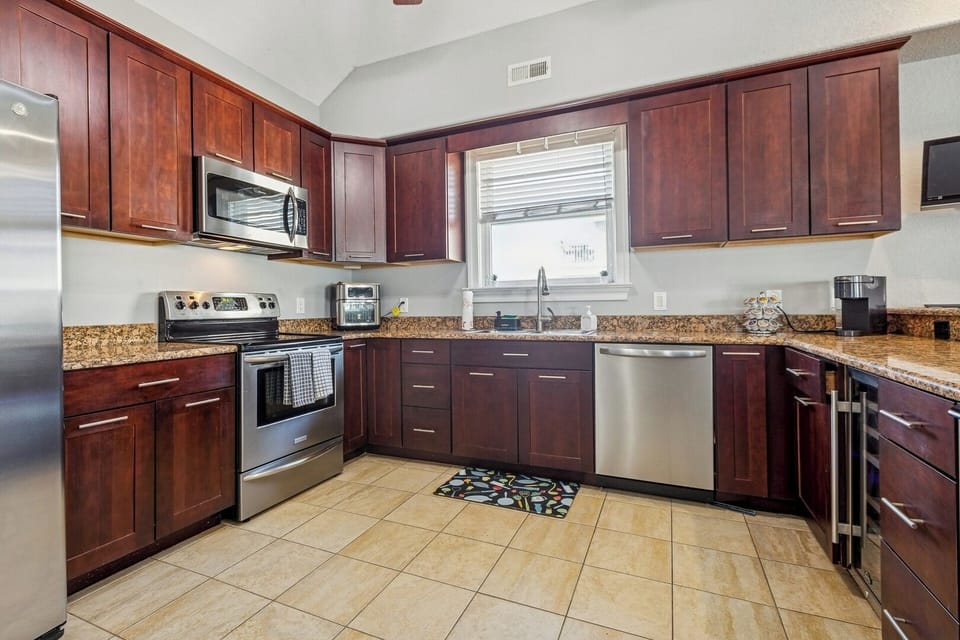 Fully stocked kitchen ready for anything! Featuring an air fryer, crock pot, blender, and all the essentials you need to cook, blend, bake, or meal prep with ease — just like home