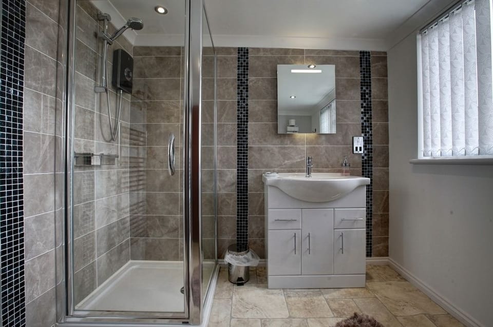 Deluxe Double Room, Sea View | Bathroom | Shower, free toiletries, hair dryer, towels