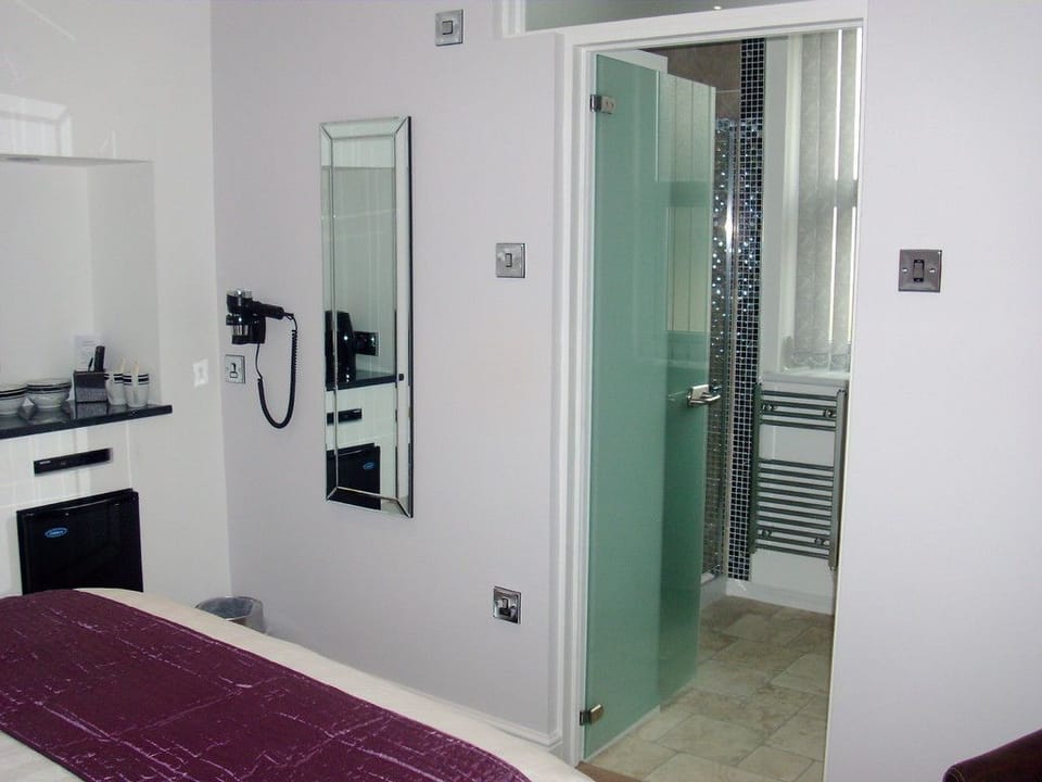 Luxury Double Room | Living area | 40-inch flat-screen TV with digital channels, TV