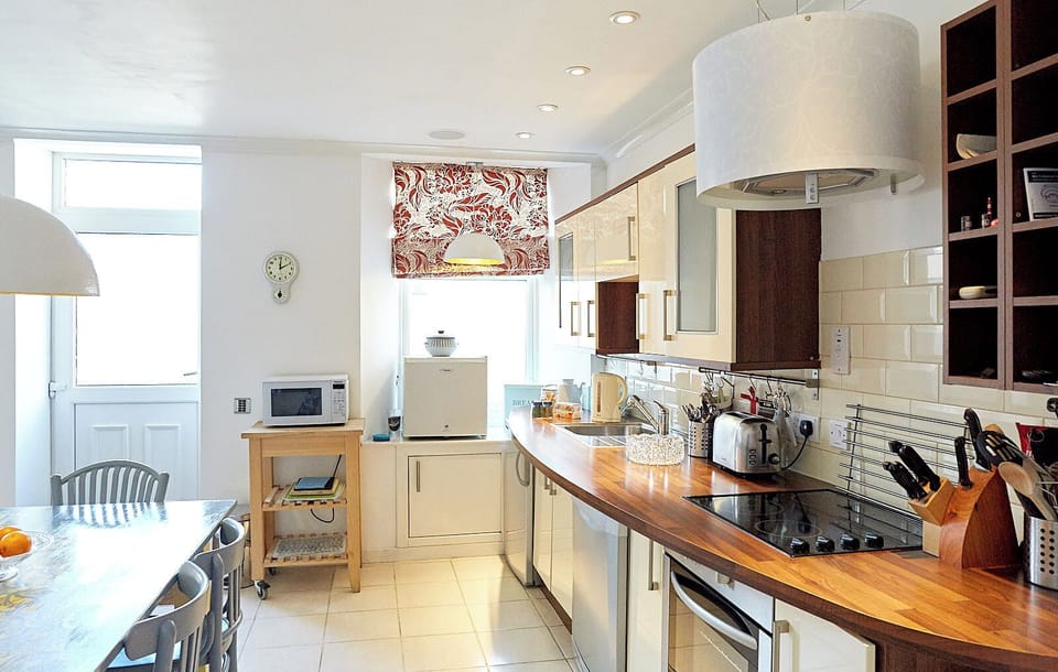 Superior Apartment, 2 Bedrooms | Private kitchen | Fridge, microwave, oven, stovetop