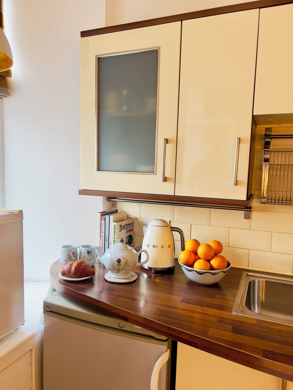 Superior Apartment, 2 Bedrooms | Private kitchen | Fridge, microwave, oven, stovetop