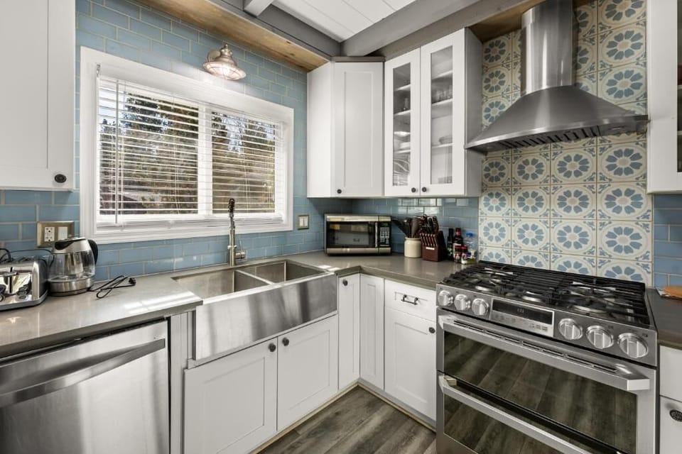 Basic House, Patio, Mountain View | Private kitchen | Toaster