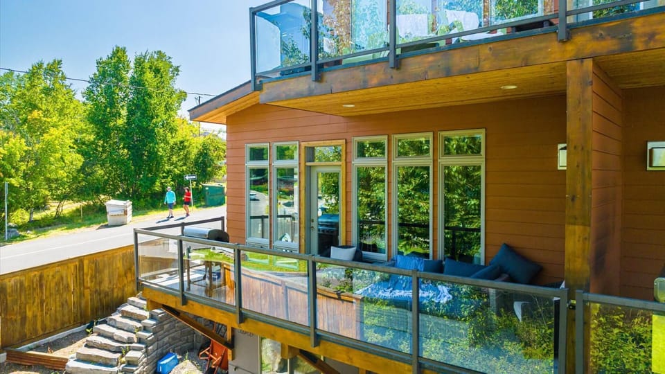 Lakefront City Beach Retreat  On Whitefish Lake (9465)
