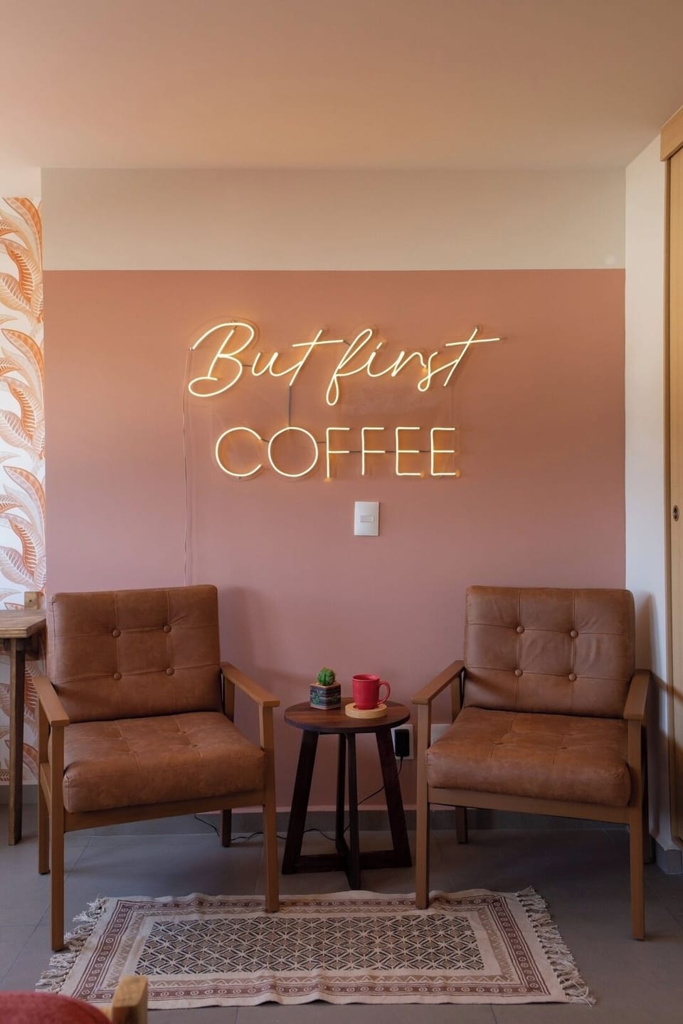 Cómodos sillones para descansar y tomar un café, ideal para tener un Instagram Moment 