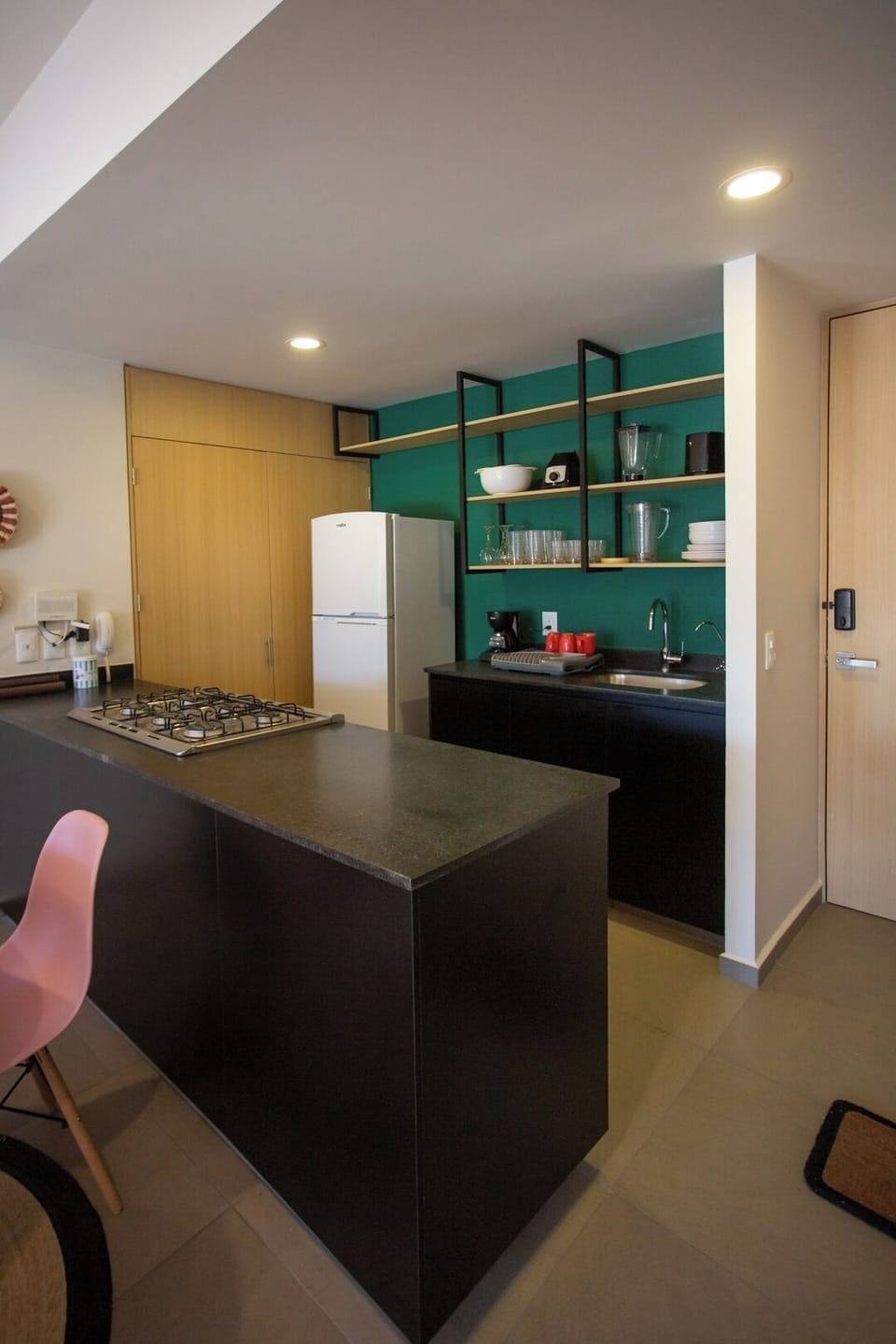 Cocina completamente equipada y puerta principal equipada con chapa electrónica para fácil acceso