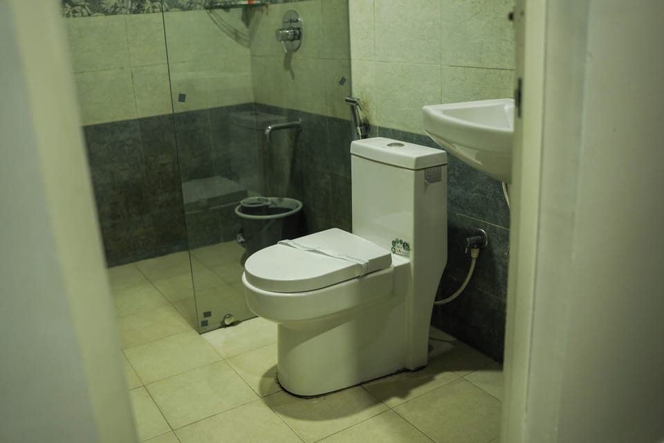 Club Room, Garden View | Bathroom | Shower, free toiletries, bidet, towels