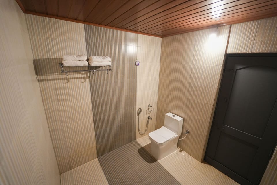 Traditional Room, Pool View | Bathroom | Shower, free toiletries, bidet, towels