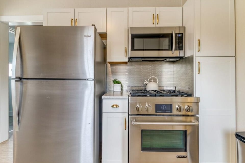 Full-size kitchen appliances, including a gas range and microwave1