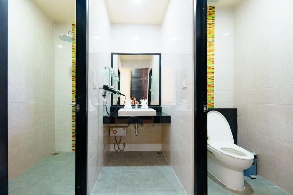Twin Room, Balcony, Lake View | Bathroom | Shower, free toiletries, hair dryer, towels