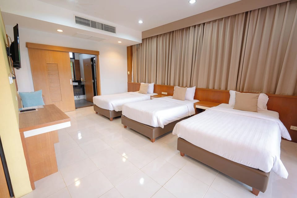 Twin Room, Balcony, Lake View | In-room safe, desk, blackout drapes, soundproofing