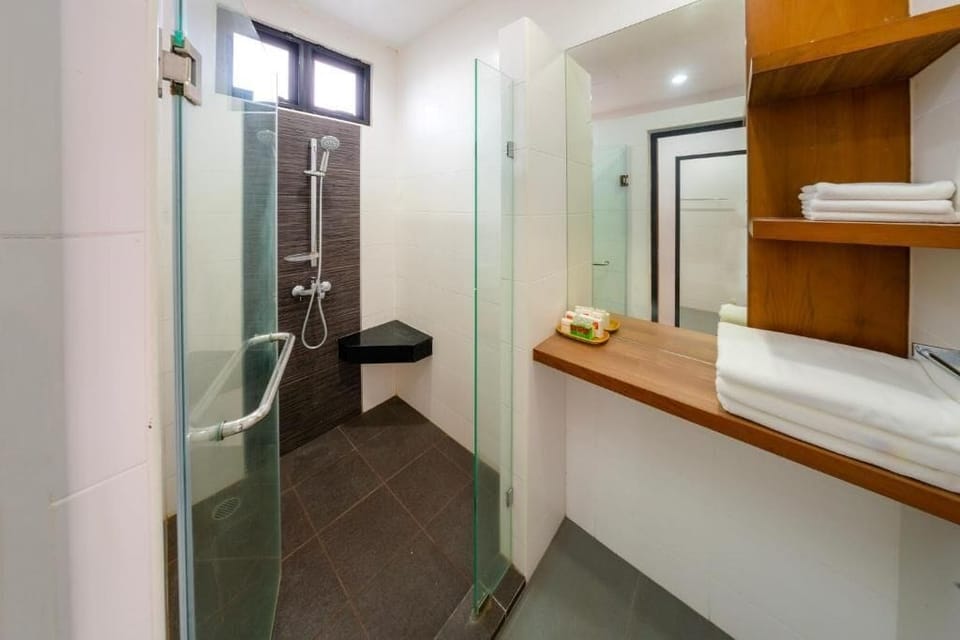 Twin Room, Balcony, Lake View | Bathroom | Shower, free toiletries, hair dryer, towels