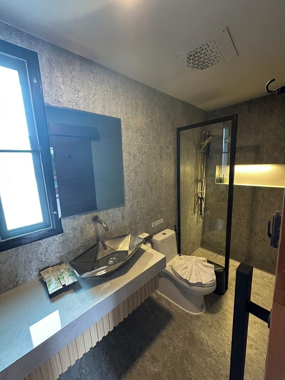 Deluxe Single Room | Bathroom | Hair dryer, towels, soap, shampoo