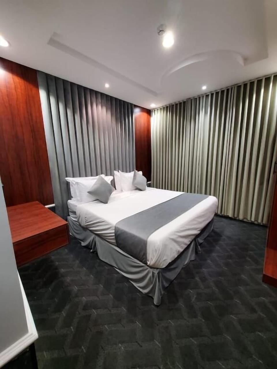 Apartment, 2 Bedrooms, Non Smoking, Air conditioning | In-room safe, laptop workspace, blackout drapes, soundproofing