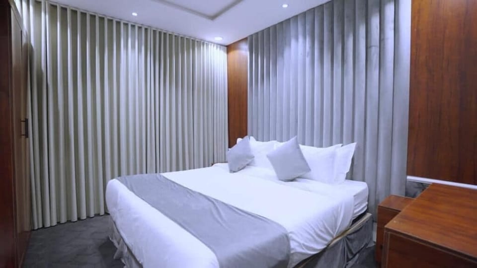 Apartment, 2 Bedrooms, Non Smoking, Air conditioning | In-room safe, laptop workspace, blackout drapes, soundproofing