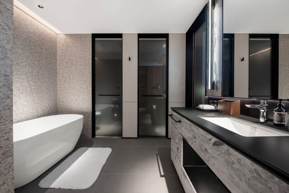 Luxury Suite, City View | Bathroom | Free toiletries, hair dryer, bathrobes, slippers