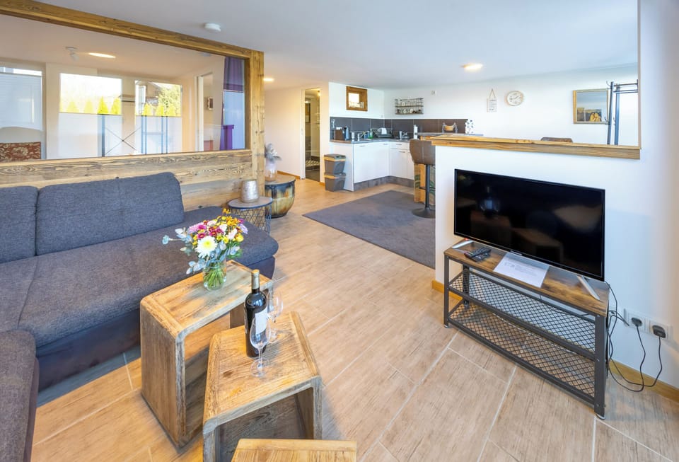 Garten Apartment - Sauna und Bergblick,Reinigungsgebühr : 115 Euro | Living area | 42-inch Smart TV with digital channels, Netflix, streaming services
