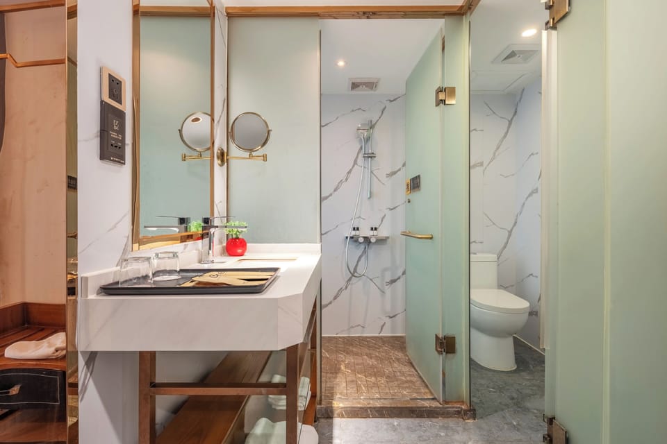 Shower, hydromassage showerhead, free toiletries, hair dryer