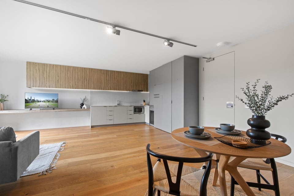 Spacious kitchen and dining area