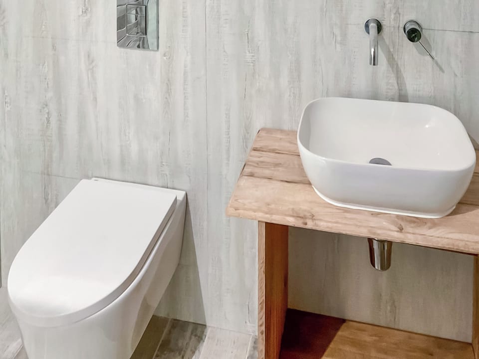 Bathroom | Honeysuckle Cottage - Park Farm, Nettlestone