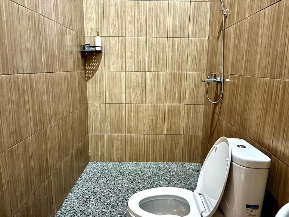 Deluxe Cabin, 1 Queen Bed, Air conditioning, Lake View | Bathroom