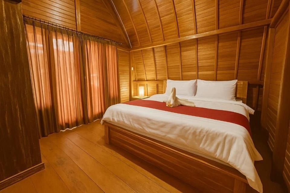 Deluxe Cabin, 1 Queen Bed, Air conditioning, Lake View | Iron/ironing board, free WiFi
