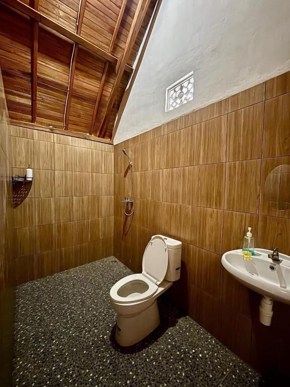 Deluxe Cabin, 1 Queen Bed, Air conditioning, Lake View | Bathroom